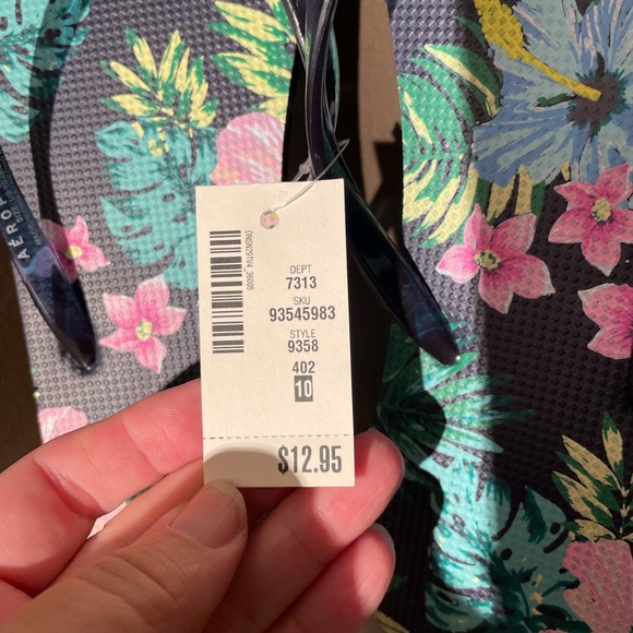 Aeropostale Floral Flip Flops - Picture 3 of 4